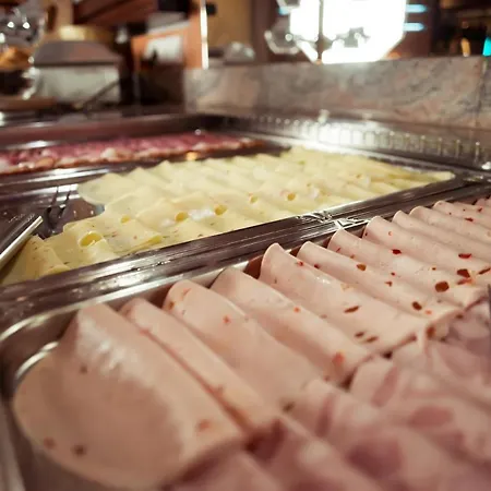 아스트로 - 니흐트라우허호텔 4*