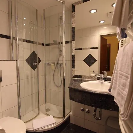 מלון Astro - Nichtraucherhotel 4*