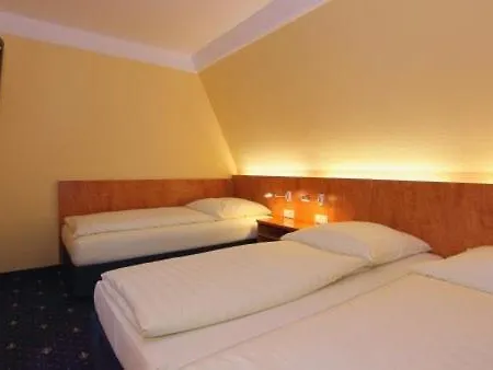 Отель Astro - Nichtraucherhotel Штутгарт